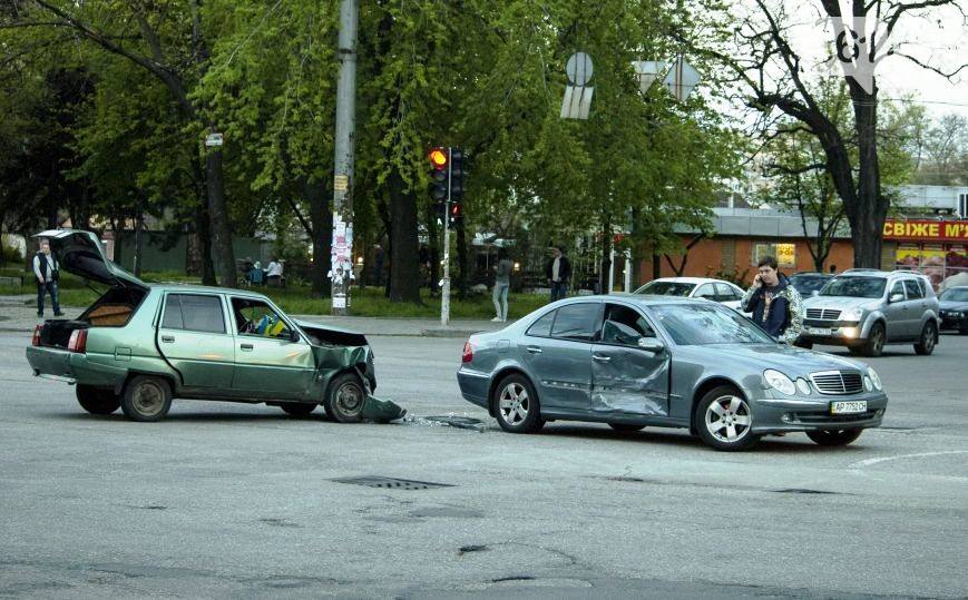 Во дворе «Мерс» поцарапал дверь «Славуты» Во дворе «Мерс» поцарапал дверь «Славуты»