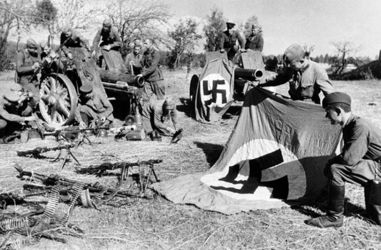 Фотографии противоборствующих сторон ВОВ с трофейным оружием Фотографии противоборствующих сторон ВОВ с трофейным оружием