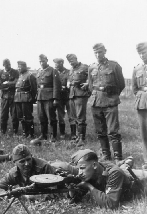 Фотографии противоборствующих сторон ВОВ с трофейным оружием Фотографии противоборствующих сторон ВОВ с трофейным оружием