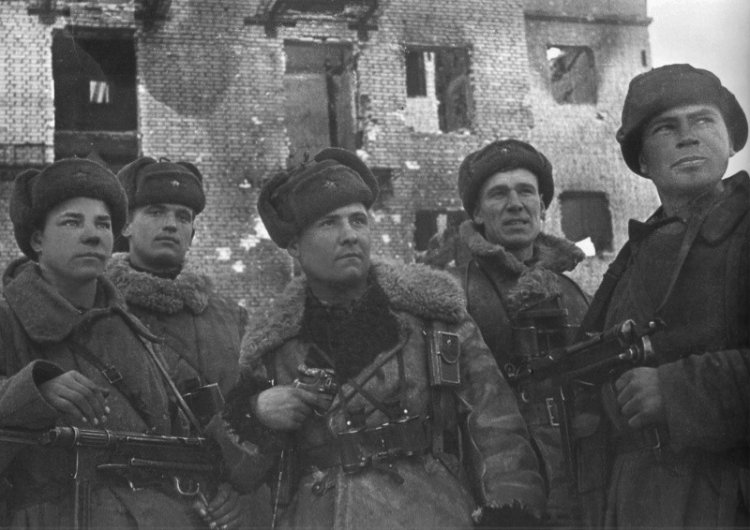 Фотографии противоборствующих сторон ВОВ с трофейным оружием Фотографии противоборствующих сторон ВОВ с трофейным оружием