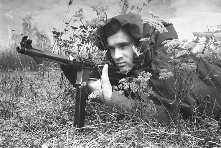 Фотографии противоборствующих сторон ВОВ с трофейным оружием Фотографии противоборствующих сторон ВОВ с трофейным оружием