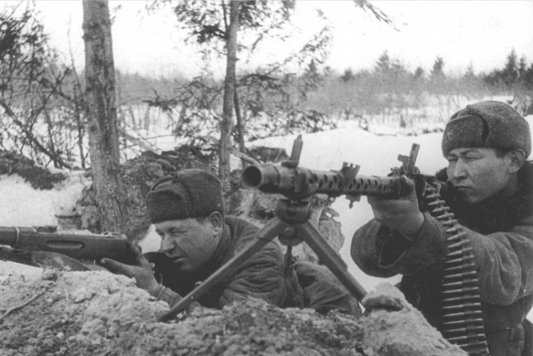 Фотографии противоборствующих сторон ВОВ с трофейным оружием Фотографии противоборствующих сторон ВОВ с трофейным оружием