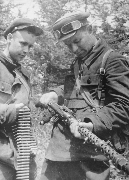 Фотографии противоборствующих сторон ВОВ с трофейным оружием Фотографии противоборствующих сторон ВОВ с трофейным оружием