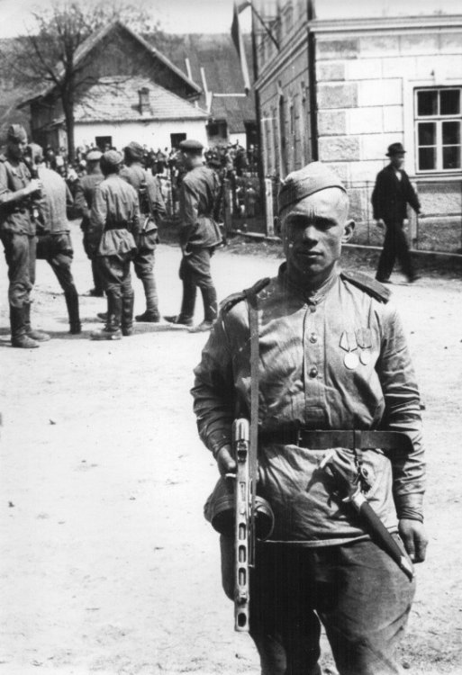 Фотографии противоборствующих сторон ВОВ с трофейным оружием Фотографии противоборствующих сторон ВОВ с трофейным оружием