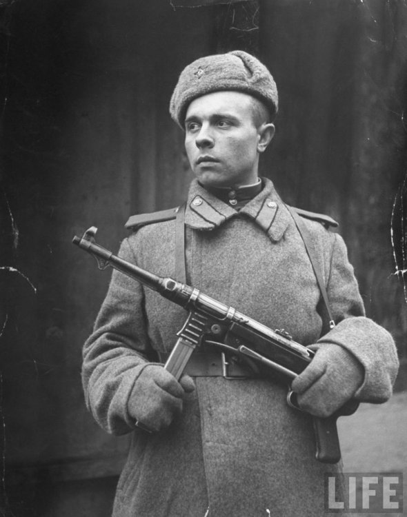 Фотографии противоборствующих сторон ВОВ с трофейным оружием Фотографии противоборствующих сторон ВОВ с трофейным оружием