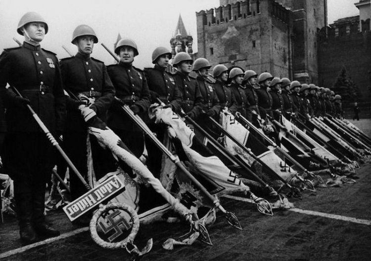 Фотографии противоборствующих сторон ВОВ с трофейным оружием Фотографии противоборствующих сторон ВОВ с трофейным оружием