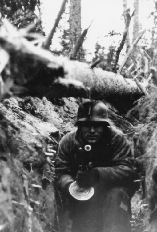 Фотографии противоборствующих сторон ВОВ с трофейным оружием Фотографии противоборствующих сторон ВОВ с трофейным оружием