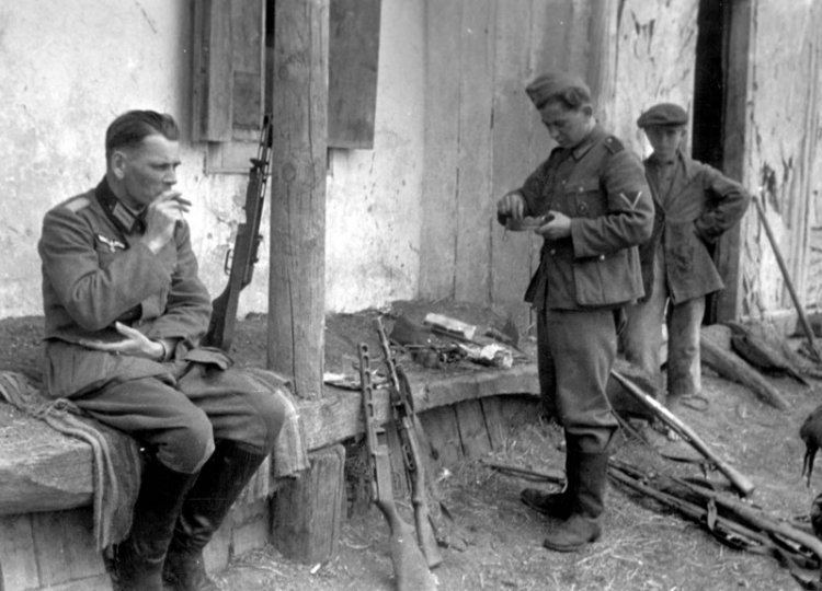Фотографии противоборствующих сторон ВОВ с трофейным оружием Фотографии противоборствующих сторон ВОВ с трофейным оружием