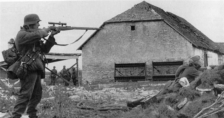 Фотографии противоборствующих сторон ВОВ с трофейным оружием Фотографии противоборствующих сторон ВОВ с трофейным оружием