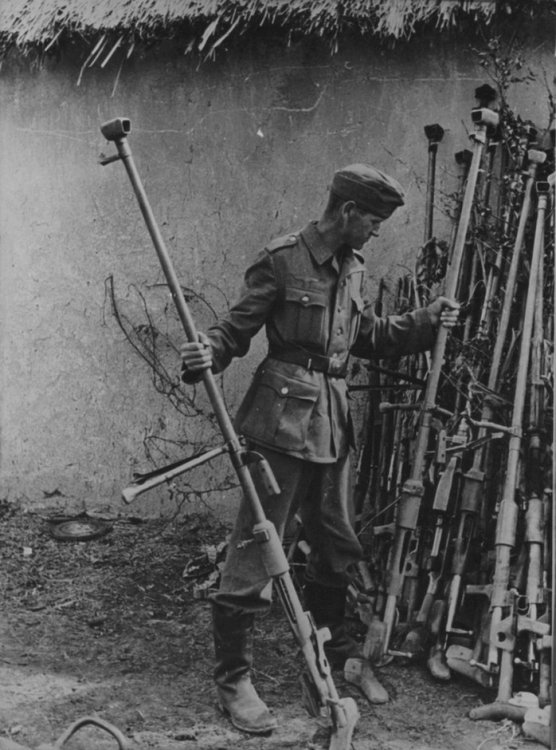 Фотографии противоборствующих сторон ВОВ с трофейным оружием Фотографии противоборствующих сторон ВОВ с трофейным оружием