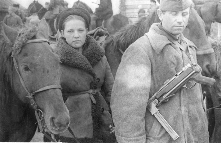 Фотографии противоборствующих сторон ВОВ с трофейным оружием Фотографии противоборствующих сторон ВОВ с трофейным оружием
