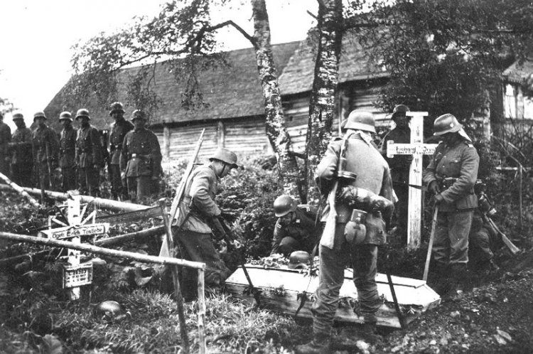 Фотографии противоборствующих сторон ВОВ с трофейным оружием Фотографии противоборствующих сторон ВОВ с трофейным оружием
