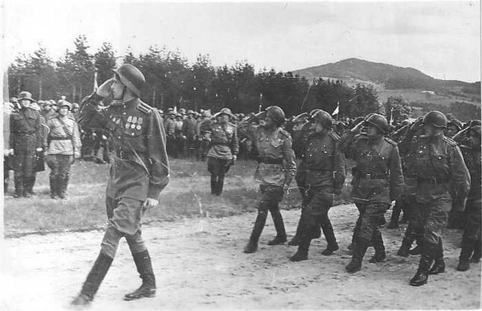 Фотографии противоборствующих сторон ВОВ с трофейным оружием Фотографии противоборствующих сторон ВОВ с трофейным оружием