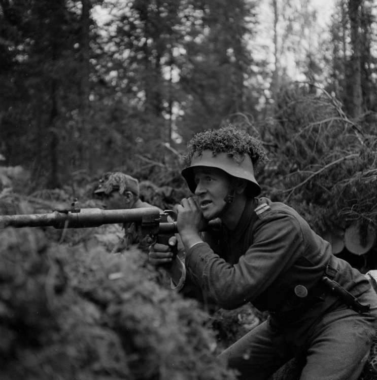 Фотографии противоборствующих сторон ВОВ с трофейным оружием Фотографии противоборствующих сторон ВОВ с трофейным оружием