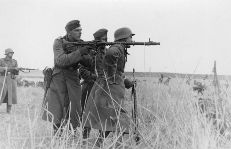 Фотографии противоборствующих сторон ВОВ с трофейным оружием Фотографии противоборствующих сторон ВОВ с трофейным оружием