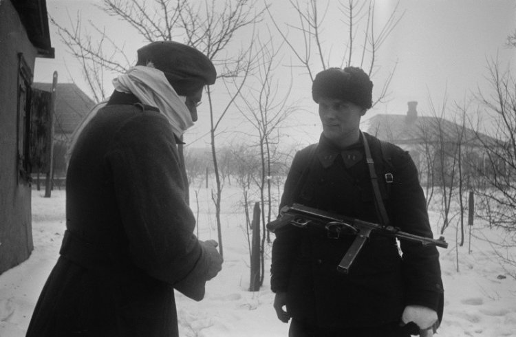 Фотографии противоборствующих сторон ВОВ с трофейным оружием Фотографии противоборствующих сторон ВОВ с трофейным оружием