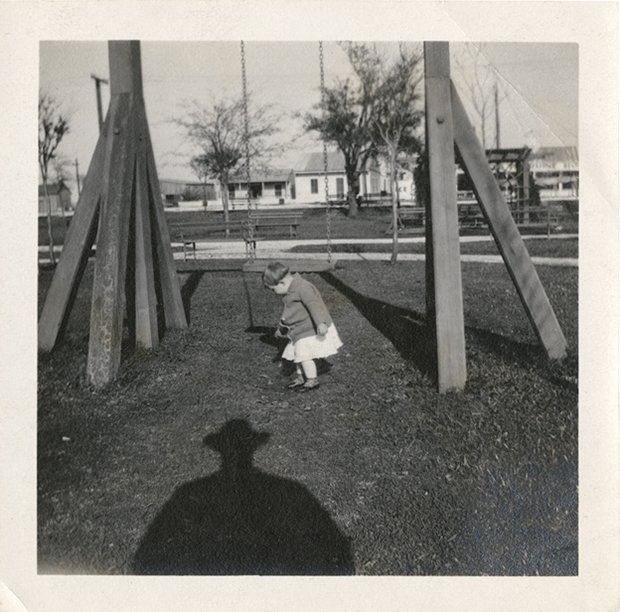 Винтажные фотографии с одинаковой жуткой тенью человека в шляпе Винтажные фотографии с одинаковой жуткой тенью человека в шляпе