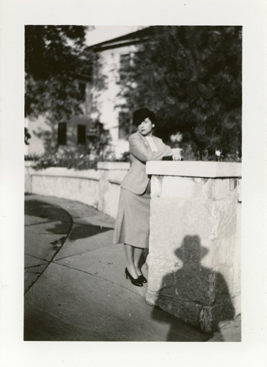 Винтажные фотографии с одинаковой жуткой тенью человека в шляпе Винтажные фотографии с одинаковой жуткой тенью человека в шляпе