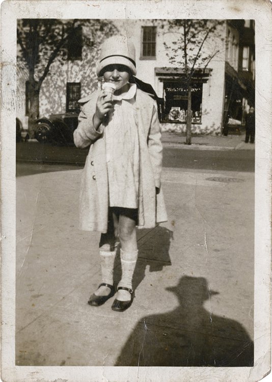 Винтажные фотографии с одинаковой жуткой тенью человека в шляпе Винтажные фотографии с одинаковой жуткой тенью человека в шляпе