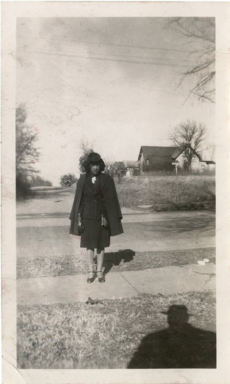 Винтажные фотографии с одинаковой жуткой тенью человека в шляпе Винтажные фотографии с одинаковой жуткой тенью человека в шляпе