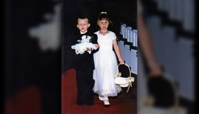 Они встретились на свадьбе в детстве и спустя 14 лет поженились в той же церкви Они встретились на свадьбе в детстве и спустя 14 лет поженились в той же церкви