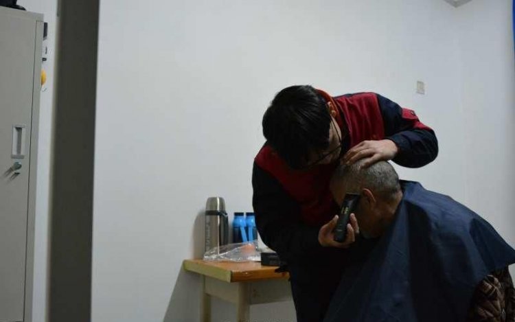 Китайский студент привез парализованного отца с собой в университет Китайский студент привез парализованного отца с собой в университет