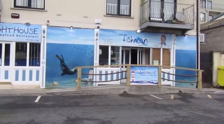 Тюлень Сэмми повадился ходить в рыбный ресторан Тюлень Сэмми повадился ходить в рыбный ресторан
