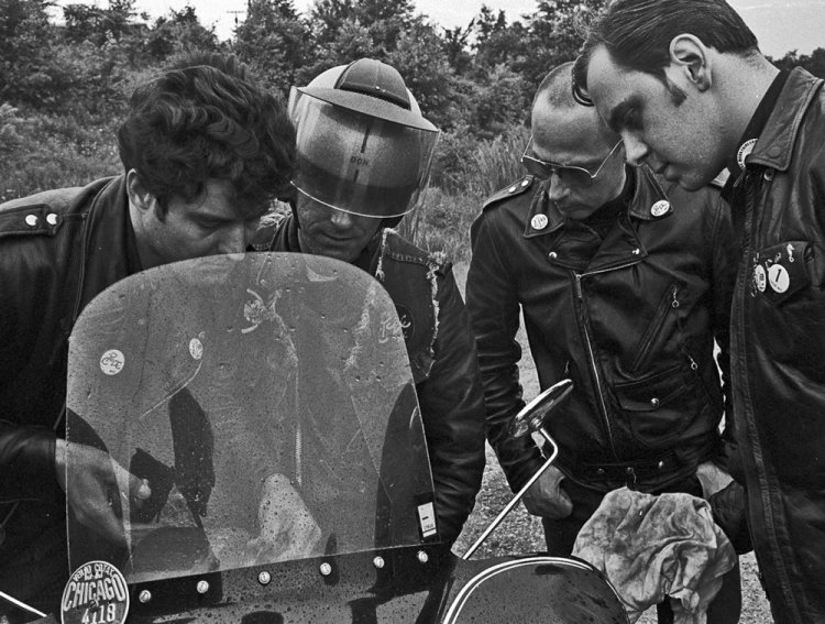 Теперь я видел всё: байкеры-геи 1960-х годов Теперь я видел всё: байкеры-геи 1960-х годов