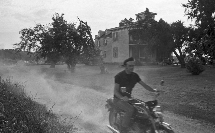 Теперь я видел всё: байкеры-геи 1960-х годов Теперь я видел всё: байкеры-геи 1960-х годов