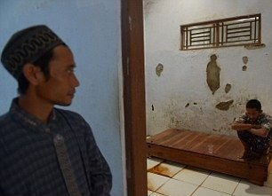 Нелегкая жизнь душевнобольных в Индонезии Нелегкая жизнь душевнобольных в Индонезии