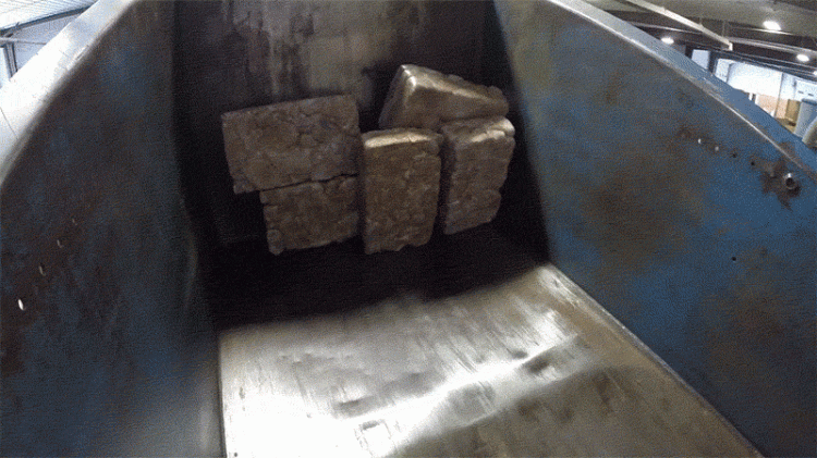Парковые скамейки из использованной пластиковой посуды Парковые скамейки из использованной пластиковой посуды