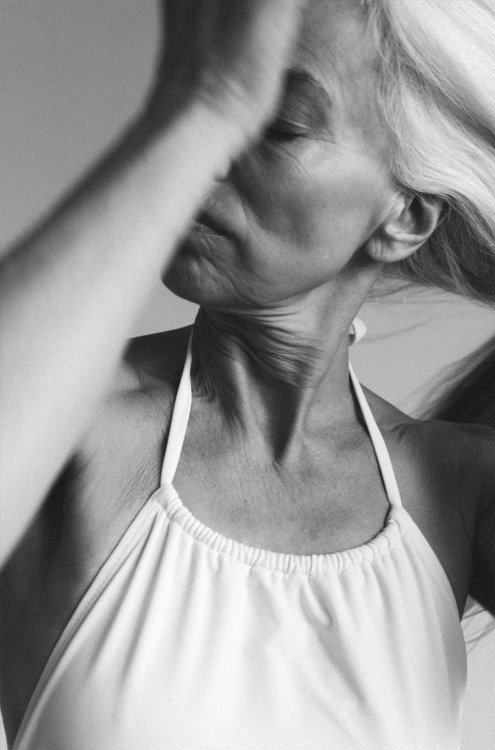 60-летняя модель снялась в рекламе купальников 60-летняя модель снялась в рекламе купальников
