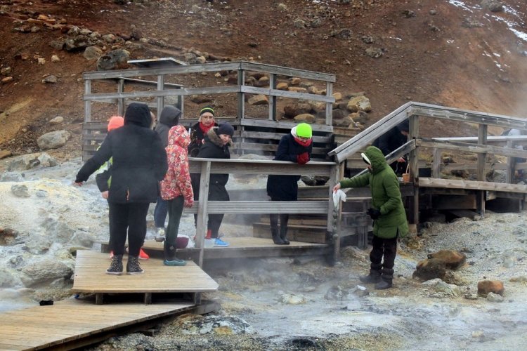 В горячих серных источниках Исландии красят яйца В горячих серных источниках Исландии красят яйца
