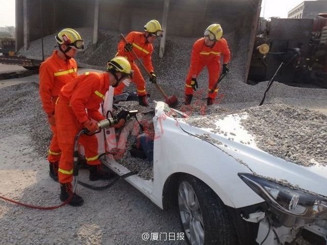 Китайская пара погибла под 50 тоннами гравия Китайская пара погибла под 50 тоннами гравия