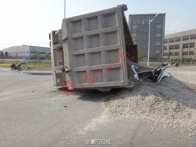 Китайская пара погибла под 50 тоннами гравия Китайская пара погибла под 50 тоннами гравия
