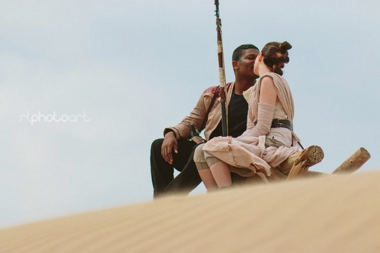 Пара с ребенком устроила фотосессию в стиле Рей и Финна из «Звездных войн» Пара с ребенком устроила фотосессию в стиле Рей и Финна из «Звездных войн»