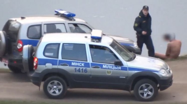 Весеннее обострение: голый мужчина купался в минской речке Весеннее обострение: голый мужчина купался в минской речке