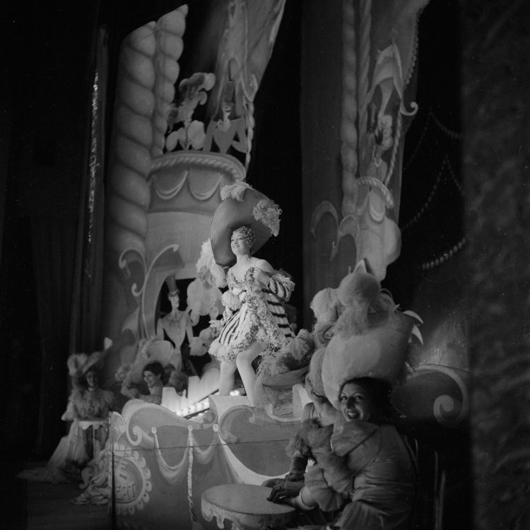 Ночной клуб «Фоли-Бержер» на снимках 1937 года Ночной клуб «Фоли-Бержер» на снимках 1937 года