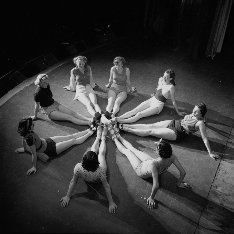 Ночной клуб «Фоли-Бержер» на снимках 1937 года Ночной клуб «Фоли-Бержер» на снимках 1937 года
