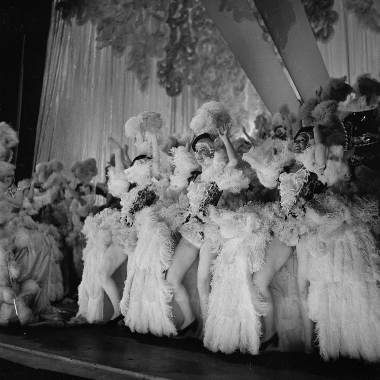 Ночной клуб «Фоли-Бержер» на снимках 1937 года Ночной клуб «Фоли-Бержер» на снимках 1937 года