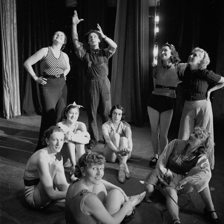 Ночной клуб «Фоли-Бержер» на снимках 1937 года Ночной клуб «Фоли-Бержер» на снимках 1937 года