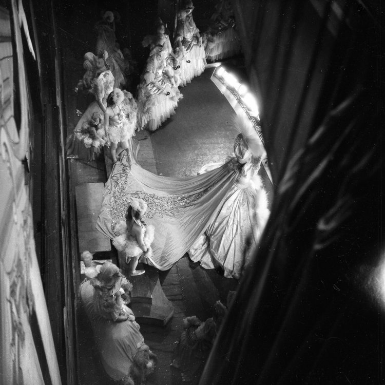 Ночной клуб «Фоли-Бержер» на снимках 1937 года Ночной клуб «Фоли-Бержер» на снимках 1937 года