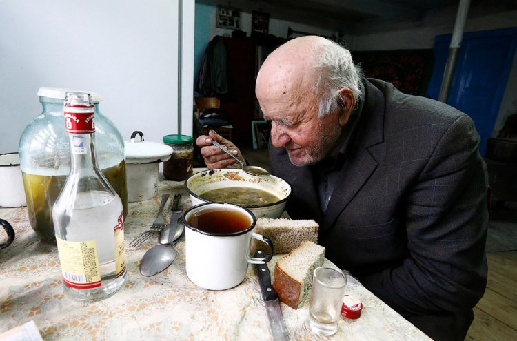 90-летний долгожитель Чернобыльской зоны 90-летний долгожитель Чернобыльской зоны