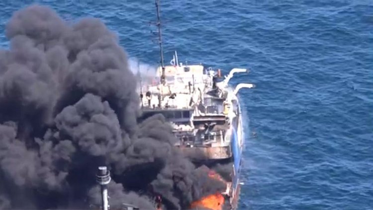 Пожар на российском танкере в Каспийском море Пожар на российском танкере в Каспийском море