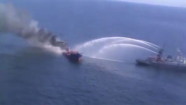 Пожар на российском танкере в Каспийском море Пожар на российском танкере в Каспийском море