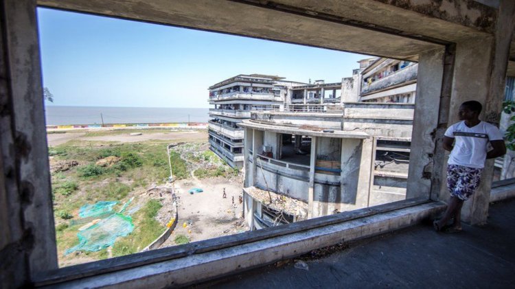 Заброшенная гостиница в Мозамбике, в которой живут 3500 человек Заброшенная гостиница в Мозамбике, в которой живут 3500 человек