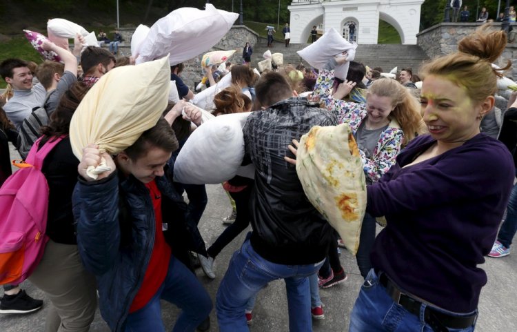 Масштабный бой подушками в Киеве Масштабный бой подушками в Киеве