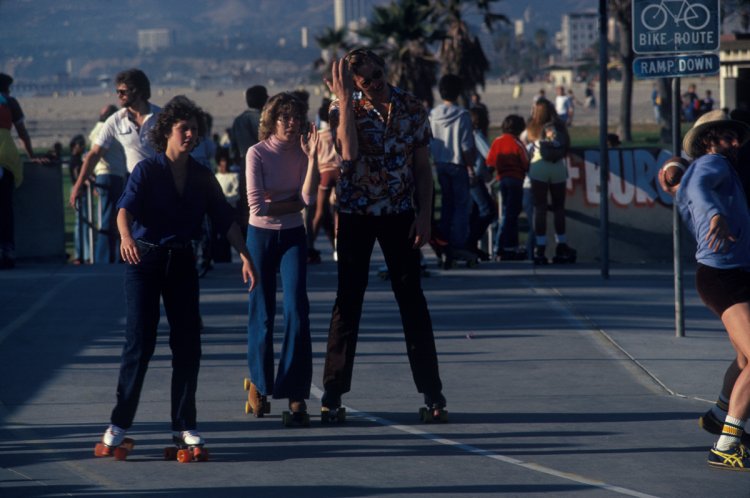 Катание на роликах по набережной пригорода Лос-Анджелеса в 1979 году Катание на роликах по набережной пригорода Лос-Анджелеса в 1979 году