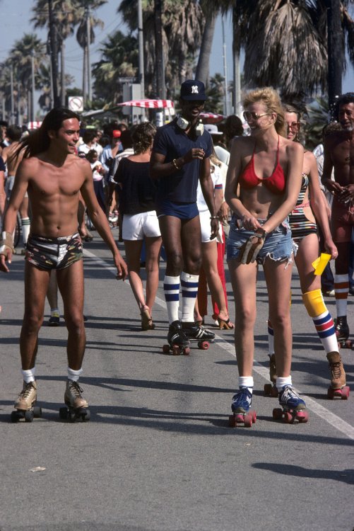 Катание на роликах по набережной пригорода Лос-Анджелеса в 1979 году Катание на роликах по набережной пригорода Лос-Анджелеса в 1979 году