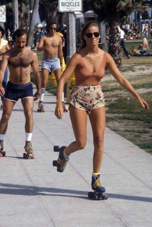 Катание на роликах по набережной пригорода Лос-Анджелеса в 1979 году Катание на роликах по набережной пригорода Лос-Анджелеса в 1979 году